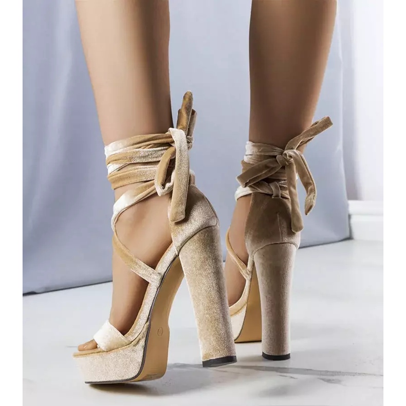 PA1 Dax bézs színű, magas fűzős szandál 1