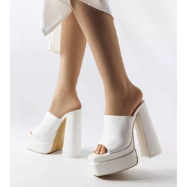 BM Mercure fehér magassarkú szandál 1