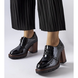 Fekete lakkcipő magassarkúval a Vincezától 1