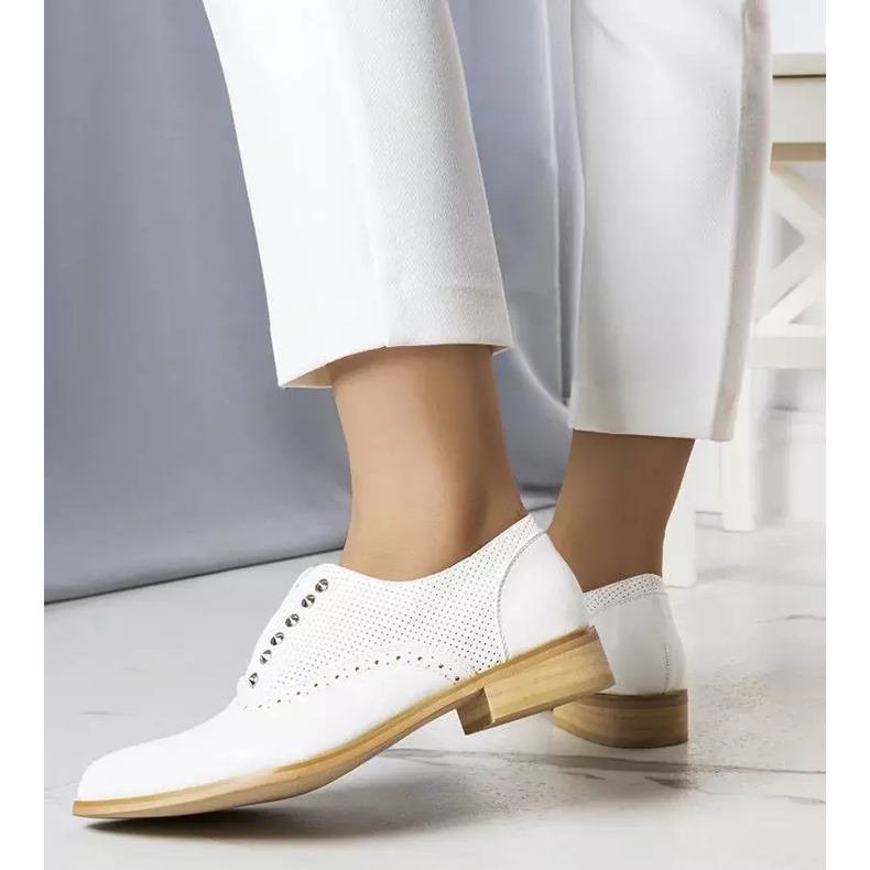 BM Erin fehér áttört cipő szegecsekkel 2