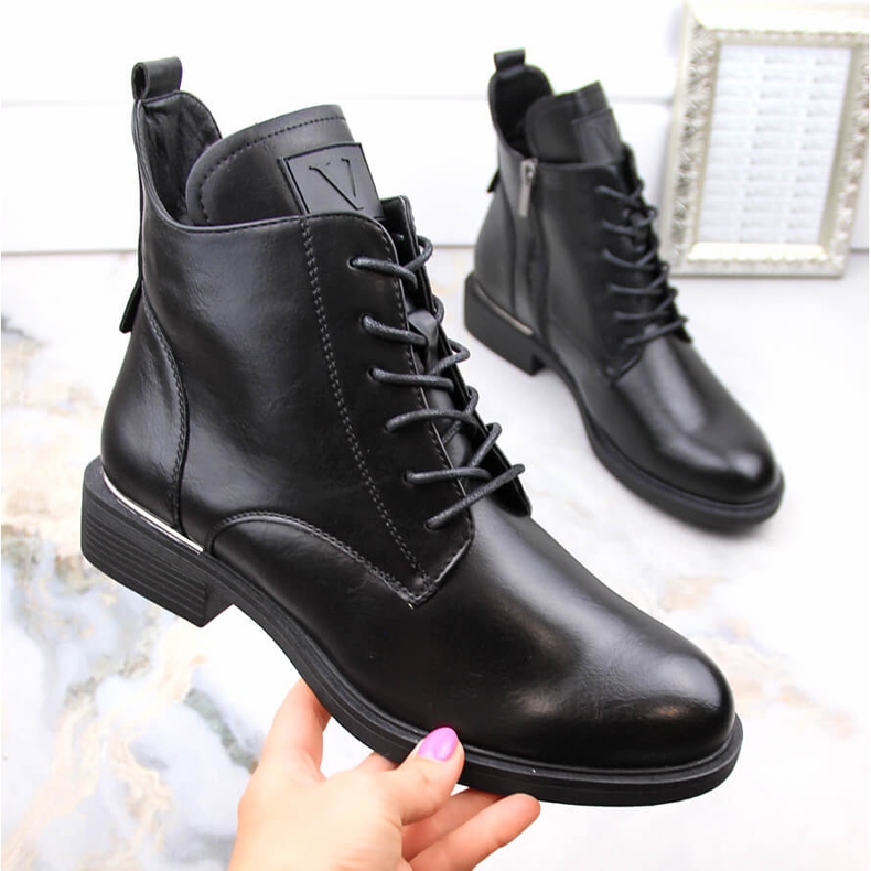 Fekete, hőszigetelt női lapos sarkú csizma Vinceza 58167 1