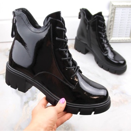 Női lakkcsizma sarokkal és emelvényes, hőszigetelt fekete Vinceza 16438 1