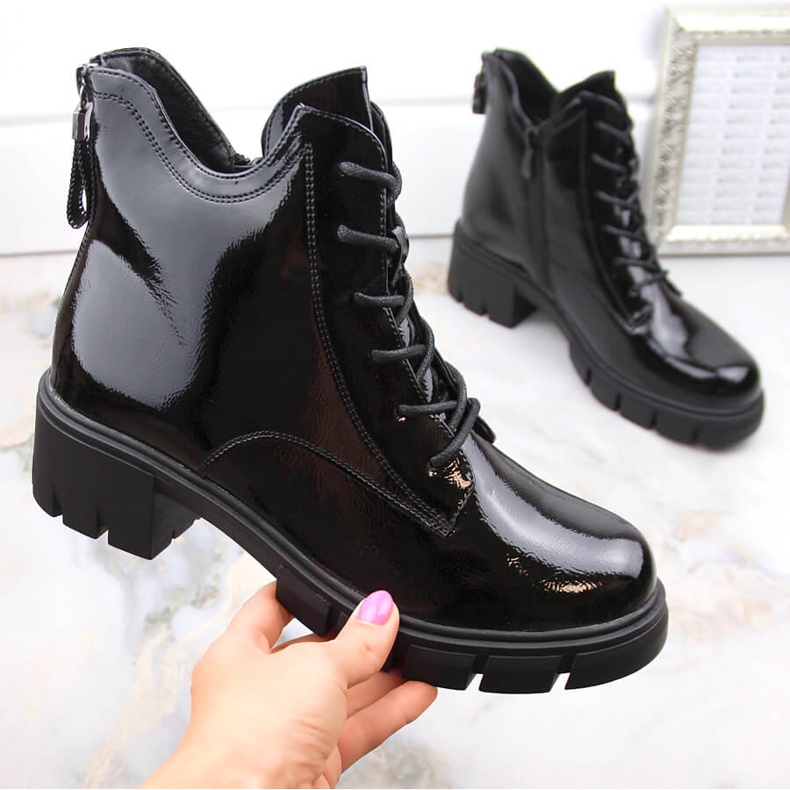 Női lakkcsizma sarokkal és emelvényes, hőszigetelt fekete Vinceza 16438 1