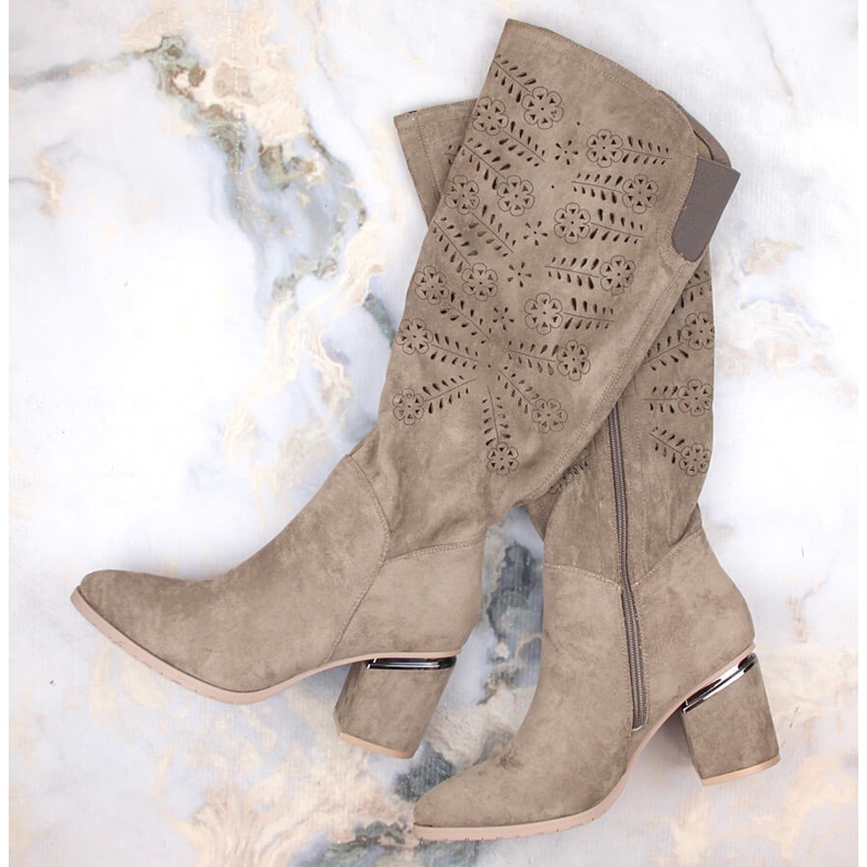 Bézs velúr női áttört csizma Vinceza 16443 1