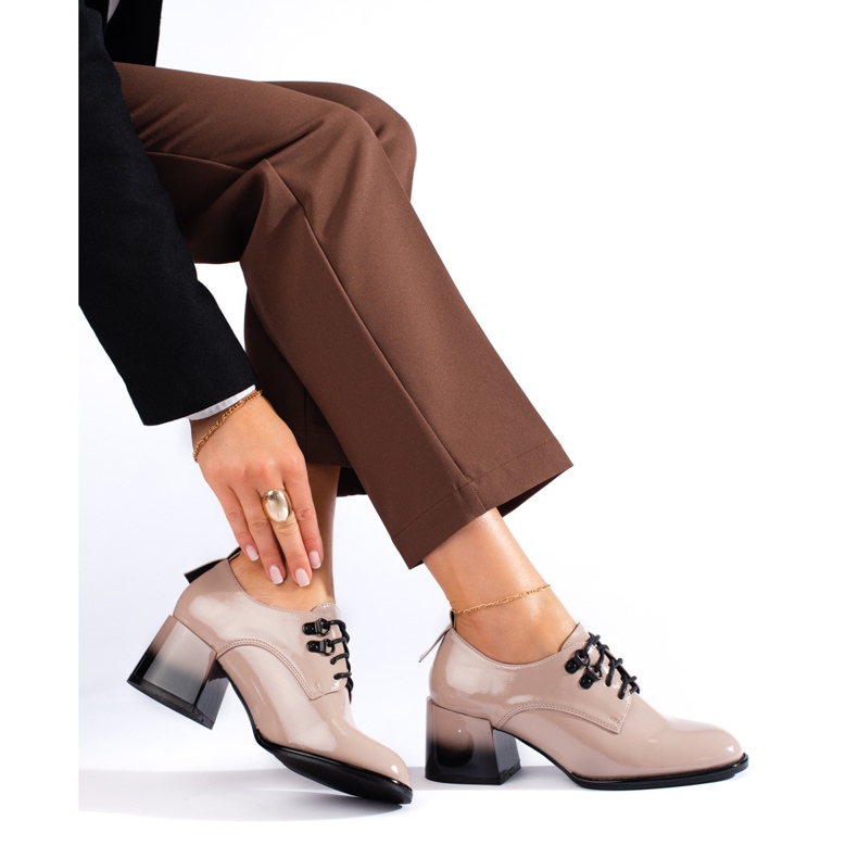 Patent fűzős bézs magas sarkú cipő a Shelovet márkától 2