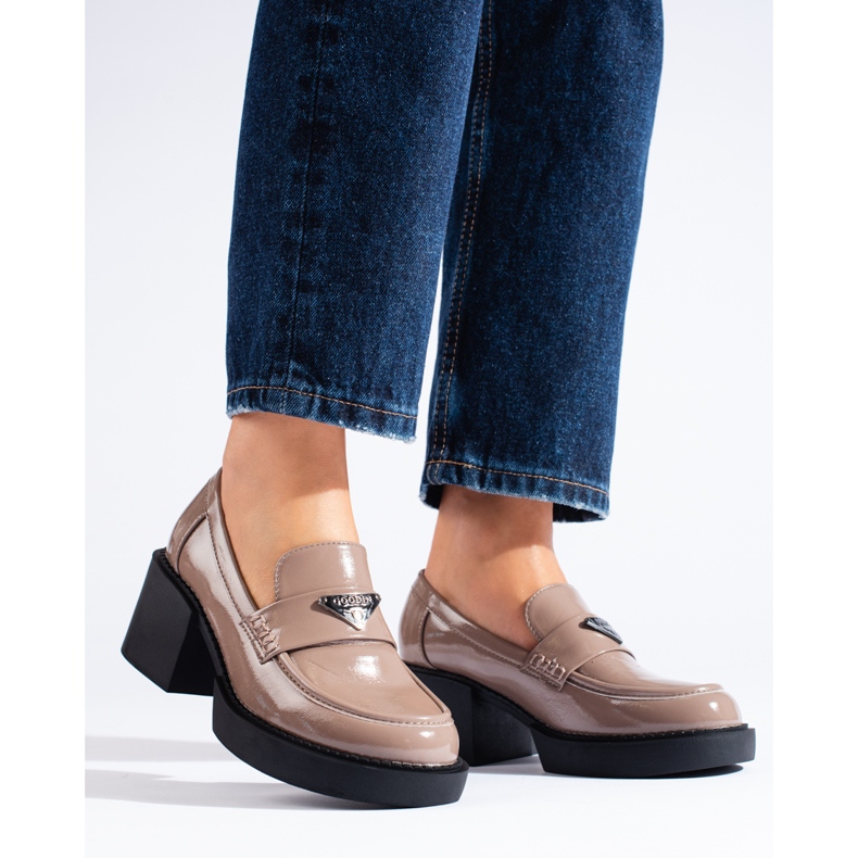 Bézs színű női lakkcipő a Shelovet cégtől 1