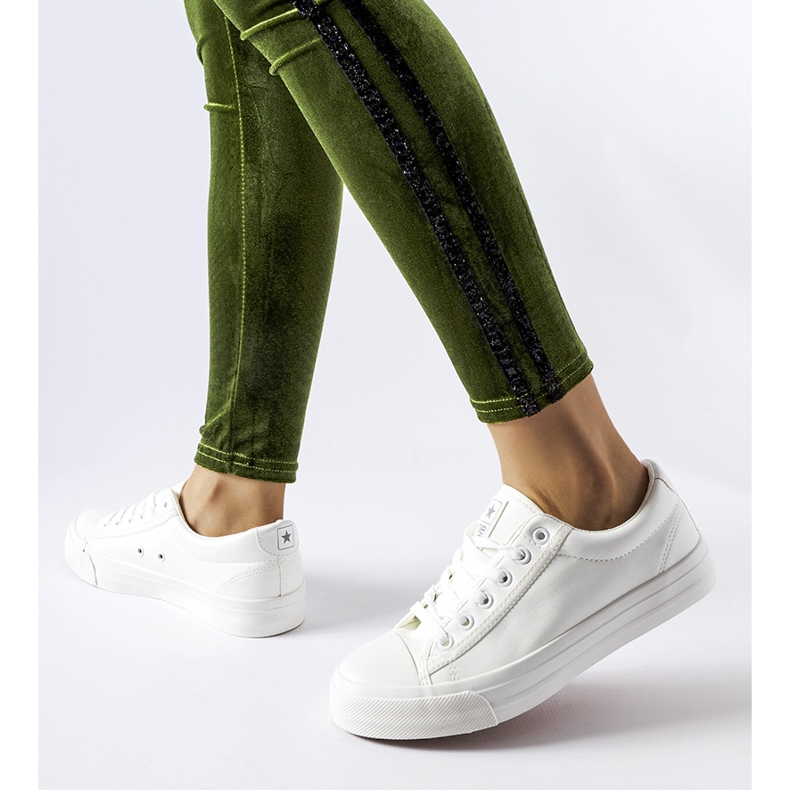 NEWS Fehér klasszikus Mushirah tornacipő 1