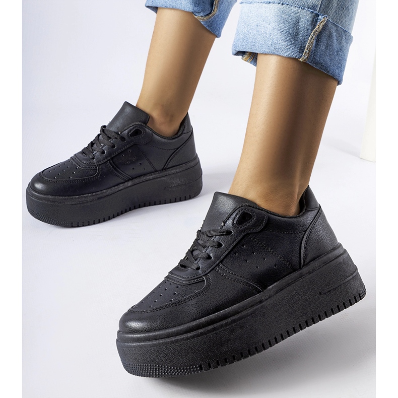 Fekete tornacipő a Kassab platformon 1