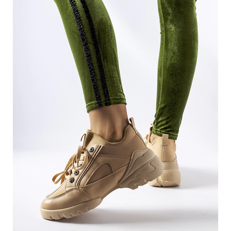 Sötétbézs színű tornacipő rugalmas Abal felsőrésszel 1