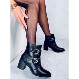 Magas sarkú csizma Ferox Black szegecsekkel fekete 1