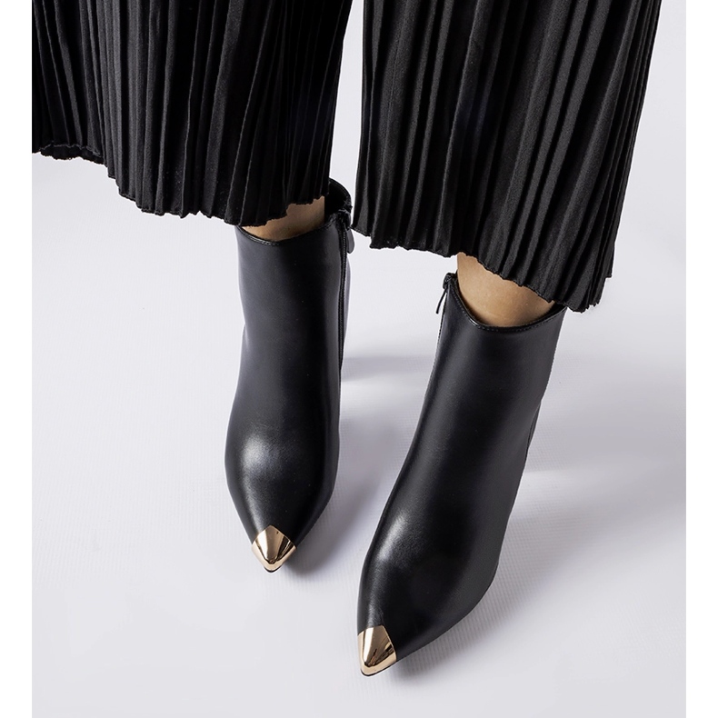 Fekete Sacra csizma fém orrral 1