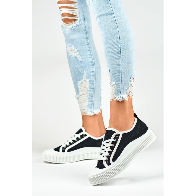 Fekete női tornacipő fehér talppal 2