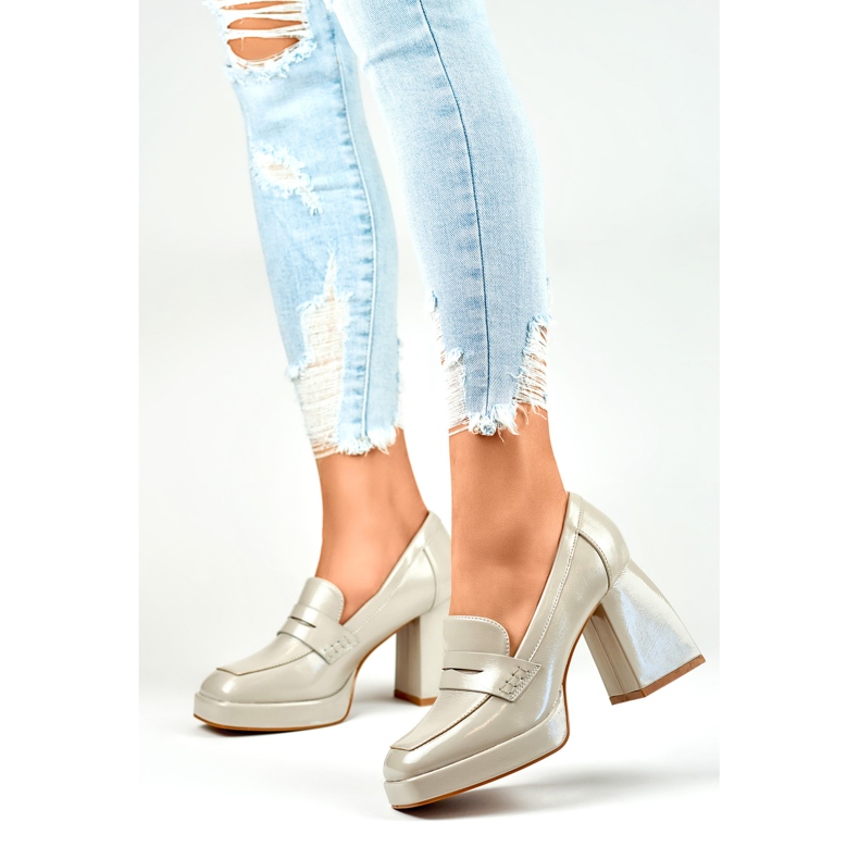 Női magassarkú lakkbőr cipő bézs 1