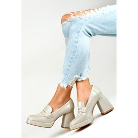 Női magassarkú lakkbőr cipő bézs 2