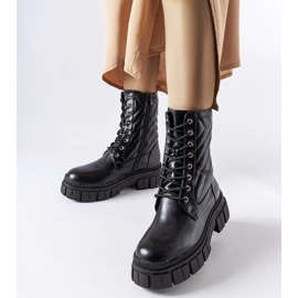 Fiacre foltvarrással díszített fekete munkáscsizma 1