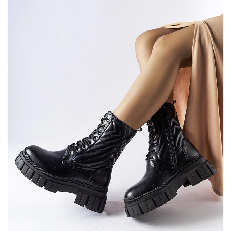 Fiacre foltvarrással díszített fekete munkáscsizma 2