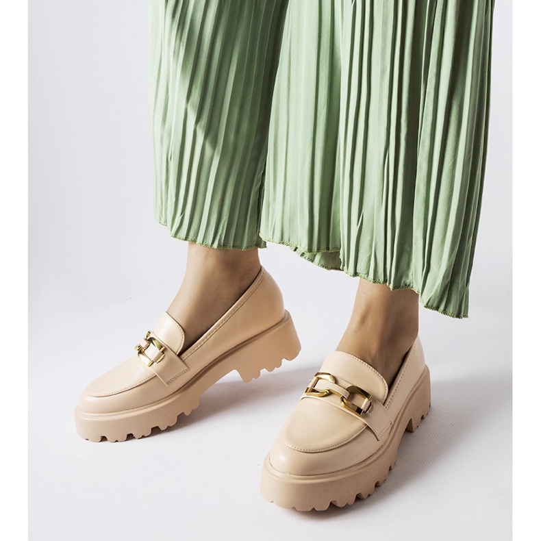 Inna Piazzo csattal díszített bézs színű női mokaszinok 1