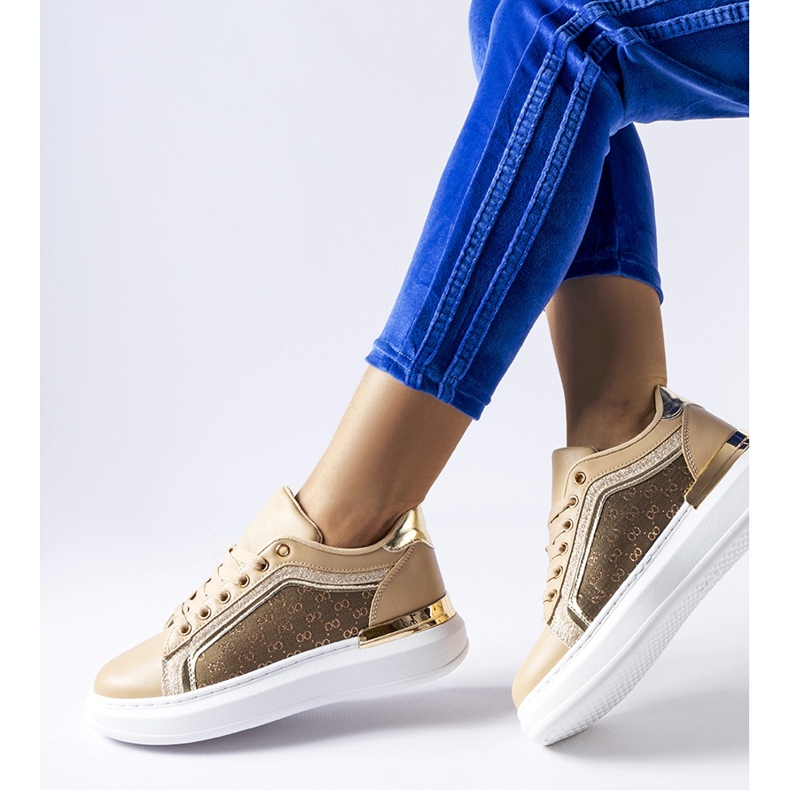 Bézs színű csillámokkal díszített cipő a Leo platformon 1