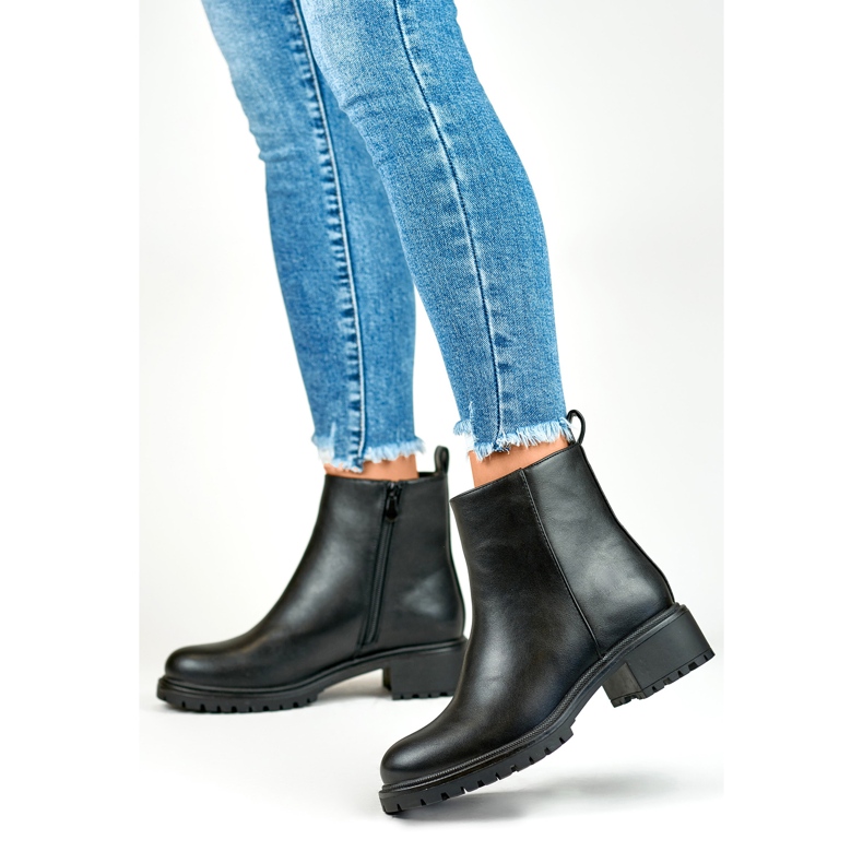 Klasszikus fekete női bokacsizma ökobőrből 1