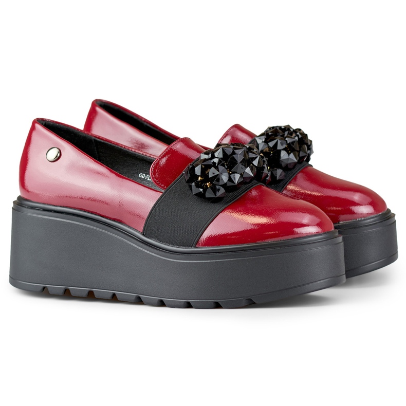 Női piros lakkcipő egy emelvényen 1