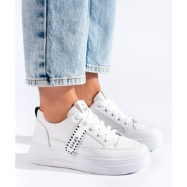 Fehér tornacipő a Shelovet platformon 2