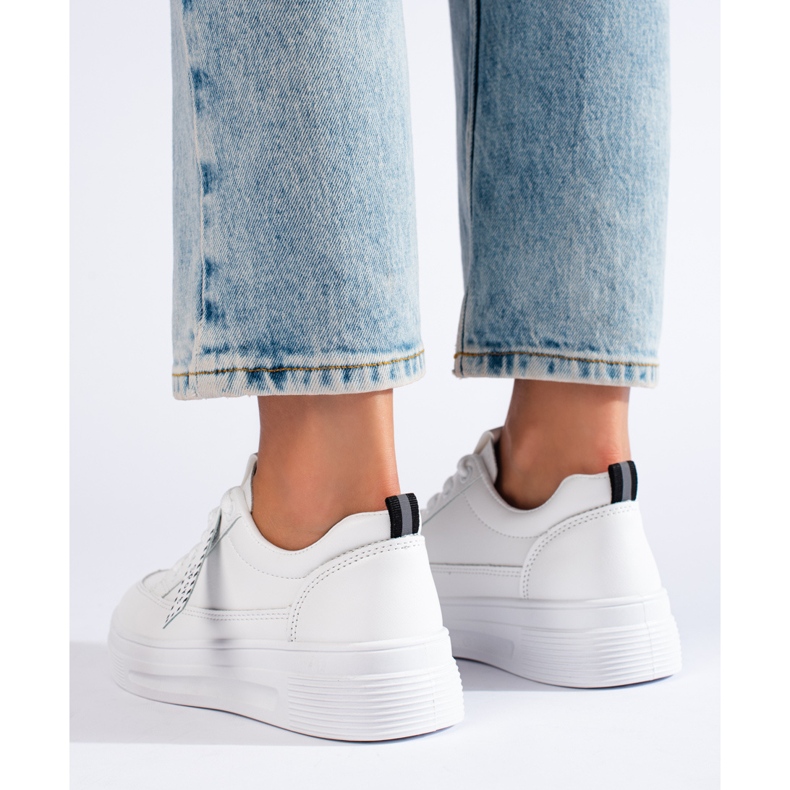 Fehér tornacipő a Shelovet platformon 1