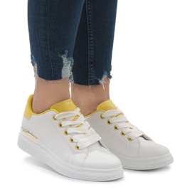 Fehér cipők a 353 -as platformon 2