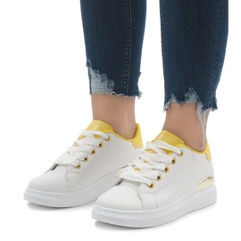 Fehér cipők a 353 -as platformon 1