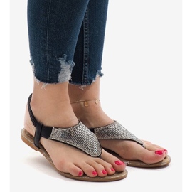 Fekete szandál, B-935 díszítéssel 2