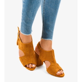 Teve áttört szandál vágással 99-33A barna 1