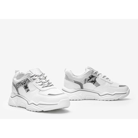 Fehér cipők vastag talpán, kígyóbőr mintával Anika 1