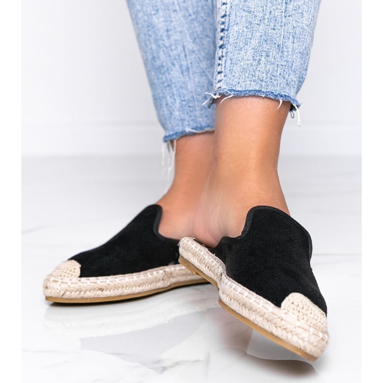 Fekete papucs zárt elülső Kinshasával 1 Fekete papucs zárt elülső Kinshasával 1