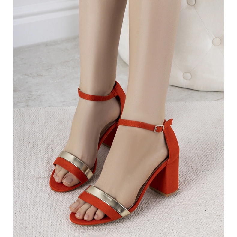 Narancssárga szandál a Kino posztón 1