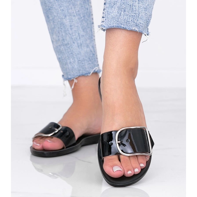 Laura fekete lakkozott papucs 1