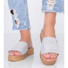 Szürke papucs az emelvényen 1