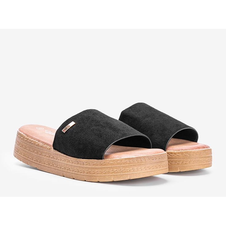 Fekete papucs az emelvényen 1