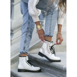 Fehér Marten szegecses táskák 1