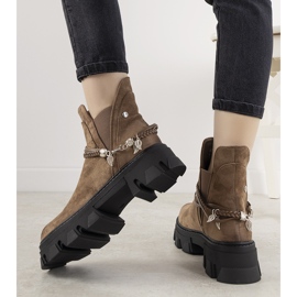 Barna csizma Fearless karkötővel 1