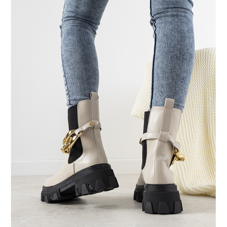 Bézs színű csizma Figyelemlánccal 1