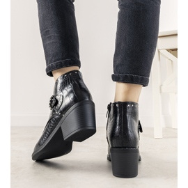 Fekete bokacsizma Montiana csattal 1