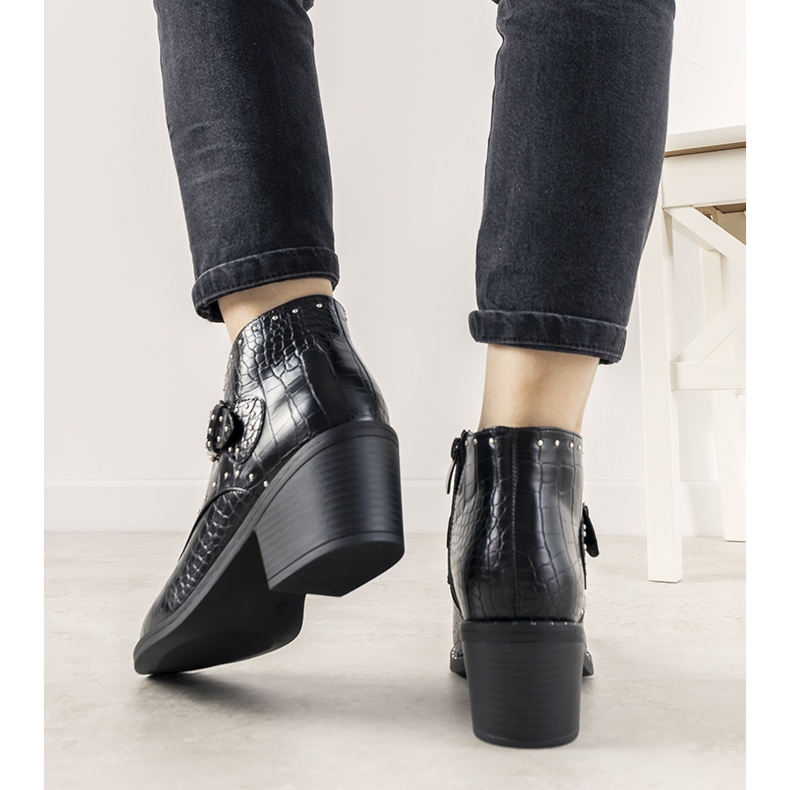 Fekete bokacsizma Montiana csattal 1