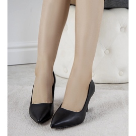 Fekete szivattyúk a vastag Day Off sarkán 1