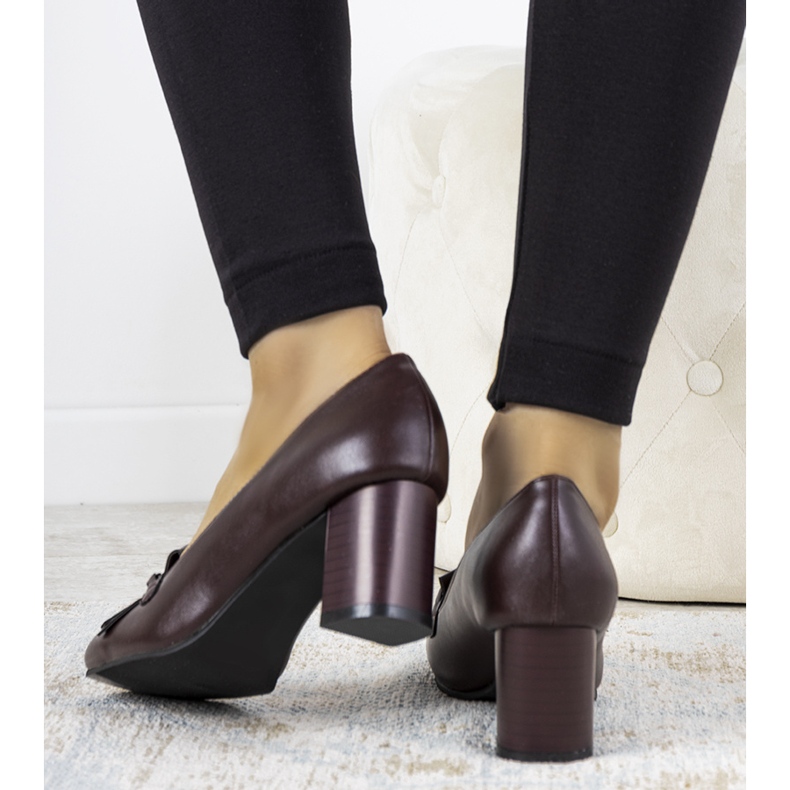 Barnásbarna színt pumpál Alice ökobőréből készült oszlopra piros 1