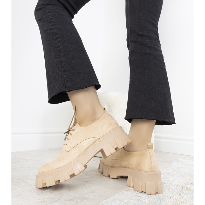 Bézs színű cipő vastag Melisande talppal 1