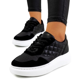 Fekete tornacipő a Gasperi platformon 1