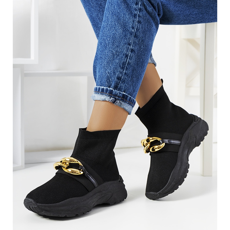 Fekete magasszárú tornacipő a Martintól 1