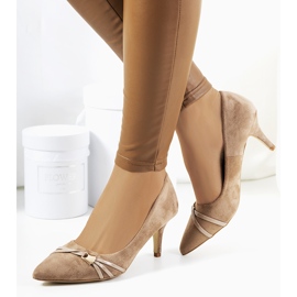Bézs színű pumpák Lamond sarkon 1