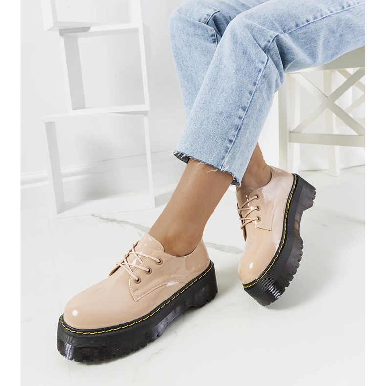 Bézs színű cipő magas Hooper talppal 1