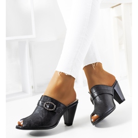 Fekete papucs a Lucinda-oszlopon 1