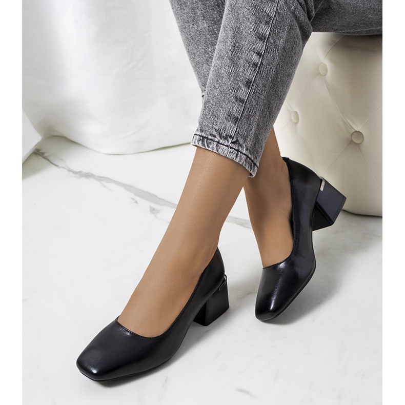 Fekete pumpák a Hanae oszlopon 1